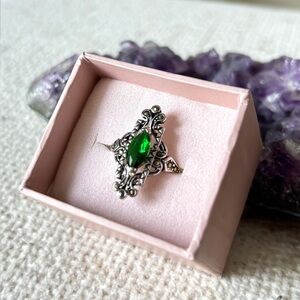 Von Maur Vintage style .925 Sterling Silver Marcasite and emerald ring 7
